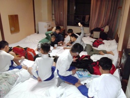 小学校生活最後の大行事。ずっと楽しみにしていた修学旅行の 日がやってきた。バスにゆれること約４時間。はじめに付いた場所は「二見プラザ」。次は「夫婦岩」。次は「伊勢神宮」。やっと「ともやま観光ホテル」に着いた。二日目は待ちに待った  ...