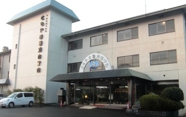 小学校生活最後の大行事。ずっと楽しみにしていた修学旅行の 日がやってきた。バスにゆれること約４時間。はじめに付いた場所は「二見プラザ」。次は「夫婦岩」。次は「伊勢神宮」。やっと「ともやま観光ホテル」に着いた。二日目は待ちに待った  ...